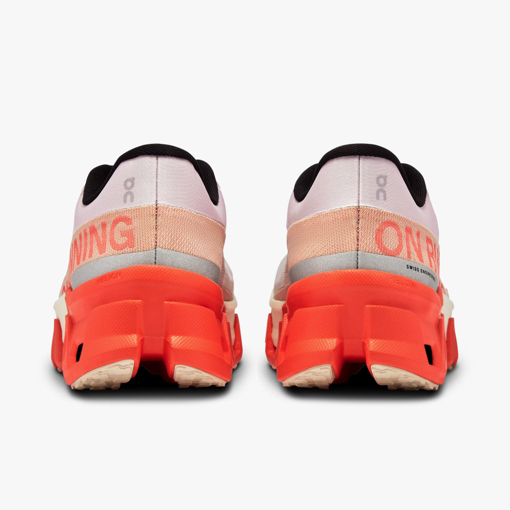 On Cloudmonster - Laranja